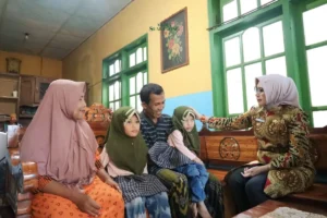Pemkab Lumajang Salurkan Bantuan untuk Anak Disabilitas