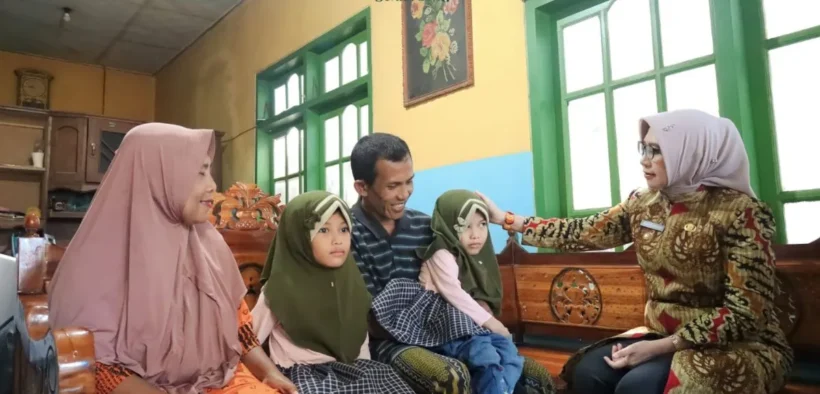 Pemkab Lumajang Salurkan Bantuan untuk Anak Disabilitas