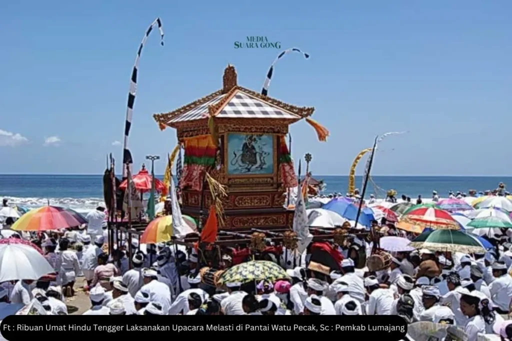 Ribuan Umat Hindu Tengger Laksanakan Upacara Melasti di Pantai Watu Pecak