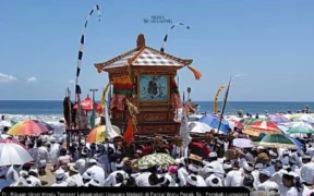Ribuan Umat Hindu Tengger Laksanakan Upacara Melasti di Pantai Watu Pecak