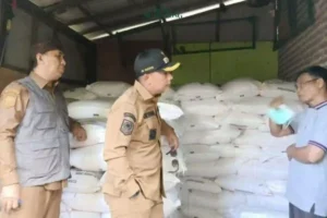 Bupati Probolinggo Gus Haris Sidak Kios Pupuk di Tengah Hujan