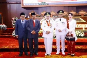 Gubernur Khofifah Salurkan Santunan dan Bansos di Mojokerto