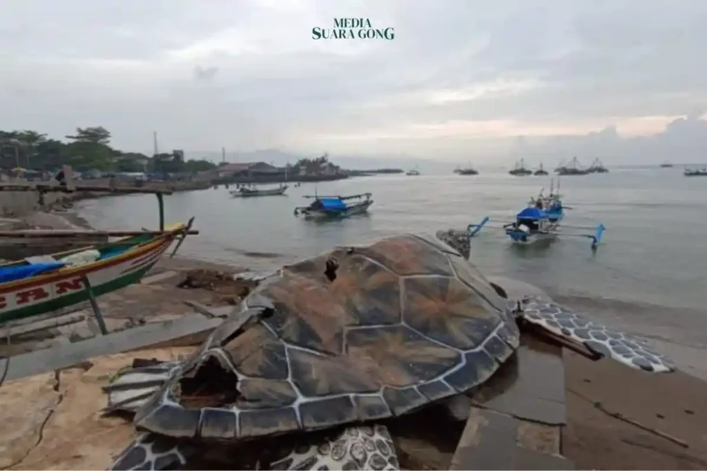 Viral video yang menunjukkan kerusakan patung penyu terbuat dari kardus di kawasan Alun-Alun Gadobangkong, Kabupaten Sukabumi