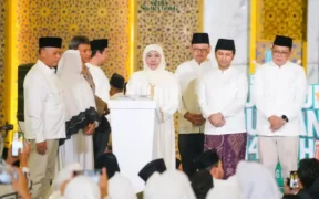 Gubernur Khofifah dan Ribuan warga Jawa Timur memenuhi Masjid Nasional Al Akbar Surabaya (MAS) pada Minggu malam (16/3/2025) untuk memperingati Nuzulul Qur’an 1446 Hijriyah.