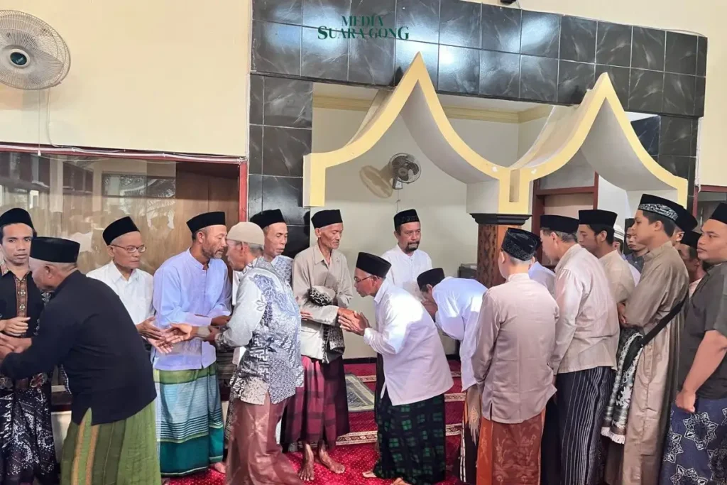 Suasana Salat Idul Fitri Pondok Pesantren Al Kaaffah Kepanjen di Masjid Amrullah