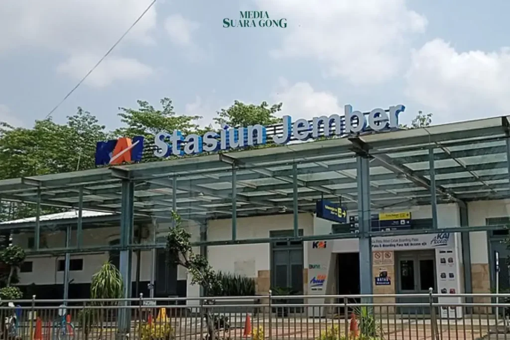 PT Kereta Api Indonesia (Persero) Daerah Operasi 9 Jember mencatat lonjakan penumpang pada puncak arus mudik Lebaran 2025