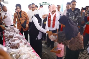 Gubernur Khofifah Tinjau Pasar Pangan Murah di Sidoarjo