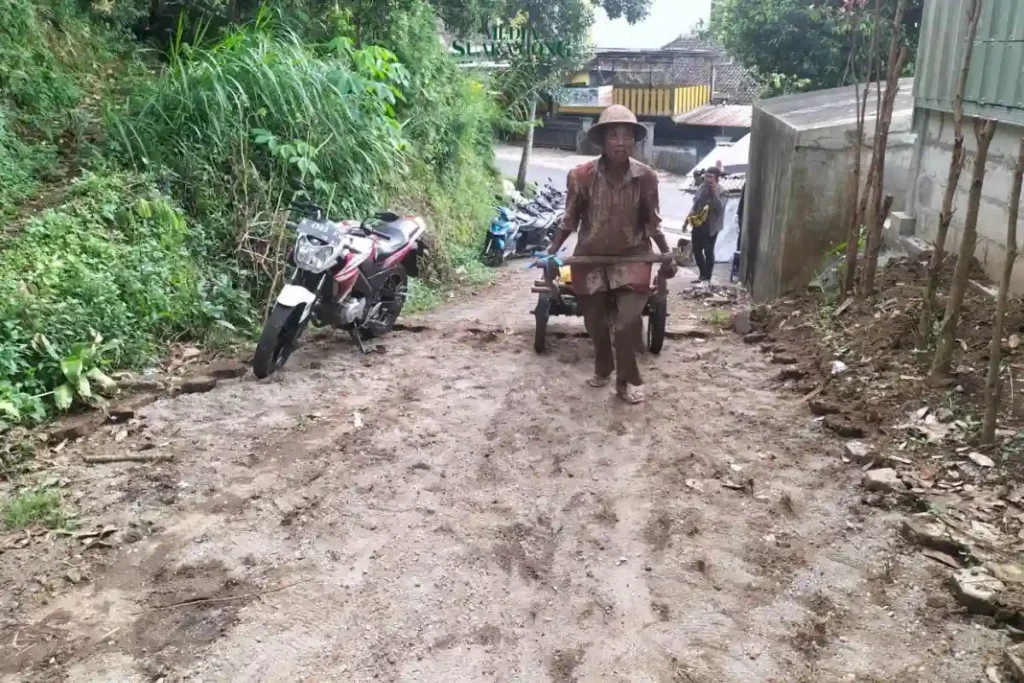Jalan Paving Dibongkar Pemilik, Warga Santrean Minta Pemkot Batu Turun Tangan