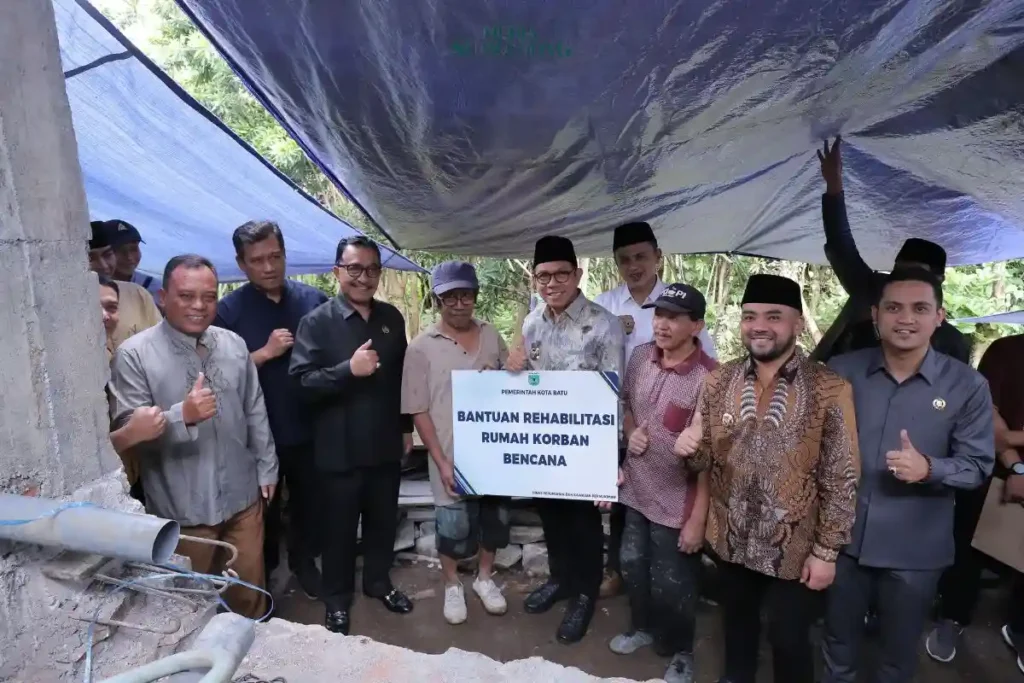 Pemkot Batu berikan bantuan rehabilitasi dan rekonstruksi rumah warga Kelurahan Temas yang mengalami kerusakan akibat bencana alam