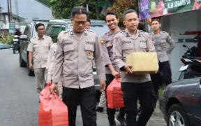 Polres Batu Kembali menggelar kegiatan sosial pembagian bingkisan dan takjil dengan berbagi bersama anak Yatim Piatu.
