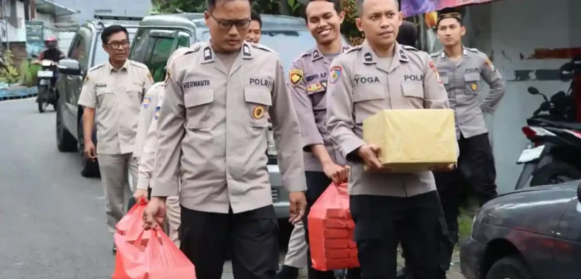 Polres Batu Kembali menggelar kegiatan sosial pembagian bingkisan dan takjil dengan berbagi bersama anak Yatim Piatu.