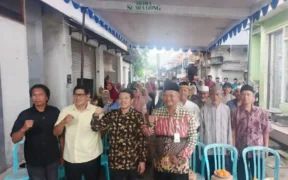 Reses Tahap I, Adam Rusydi ketua DPD partai Golkar Sidoarjo dengarkan curhatan warga di wilayah Brebek, kecamatan Waru Sidoarjo.