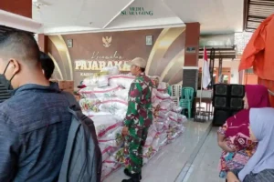 Warga Pajarakan Serbu Pasar Murah Bersubsidi di Probolinggo