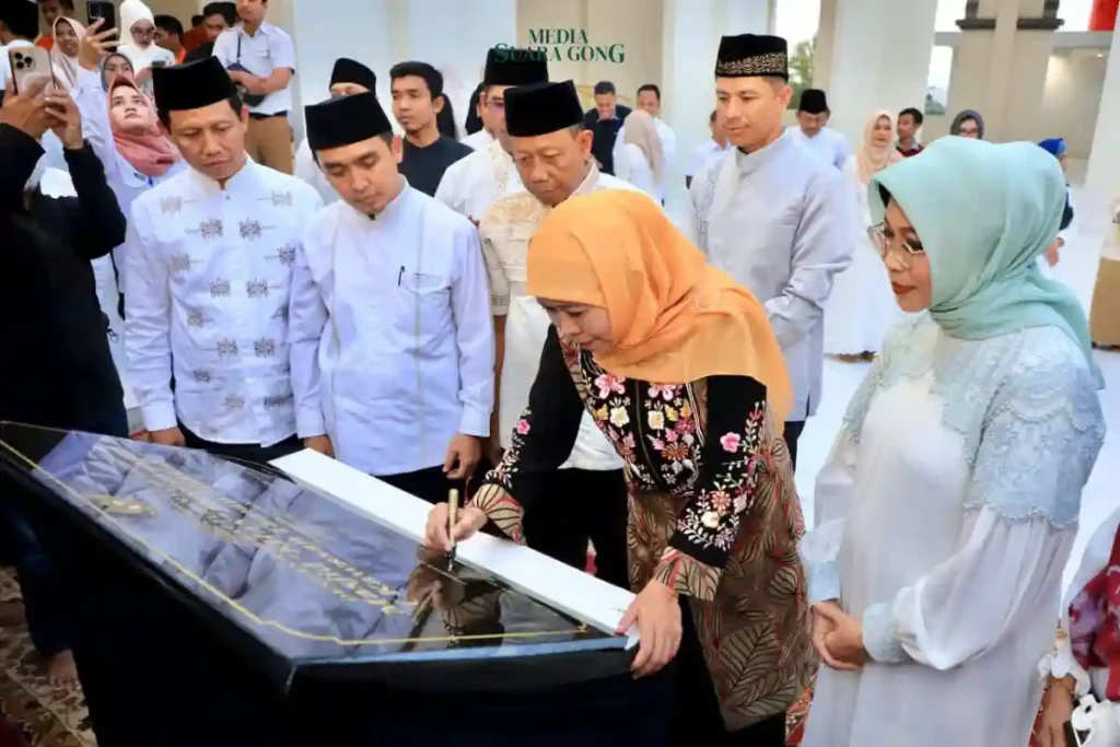 Gubernur Jawa Timur Khofifah Indar Parawansa meresmikan Masjid KHAS Krampyangan di Kawasan Taman Makkah Kota Pasuruan, Senin (3/3/2025).