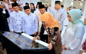 Gubernur Jawa Timur Khofifah Indar Parawansa meresmikan Masjid KHAS Krampyangan di Kawasan Taman Makkah Kota Pasuruan, Senin (3/3/2025).