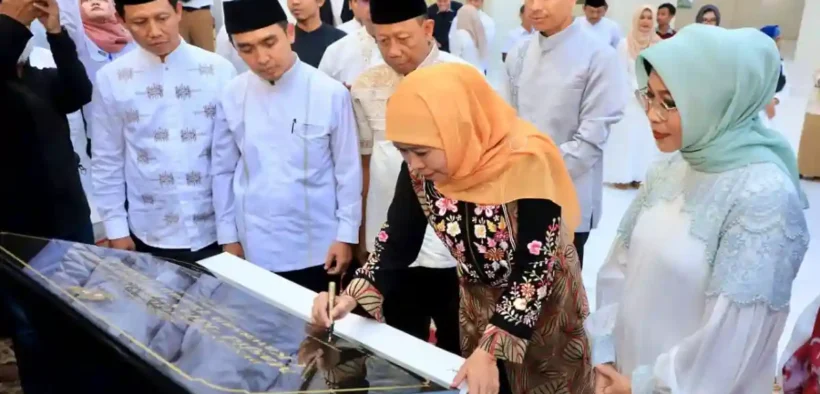 Gubernur Jawa Timur Khofifah Indar Parawansa meresmikan Masjid KHAS Krampyangan di Kawasan Taman Makkah Kota Pasuruan, Senin (3/3/2025).