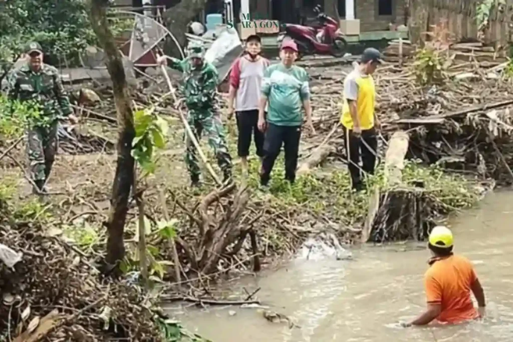 Koramil Probolinggo bersama Warga Kerja Bakti Bersih Sungai