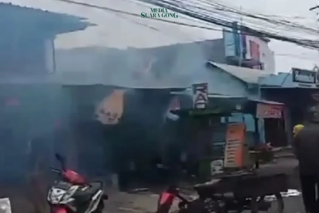 Kebakaran hebat terjadi di sebuah warung makan dan bengkel radiator di Jalan Raya Bromo, Kel Triwung Kidul, Kec Kademangan, Kota Probolinggo.