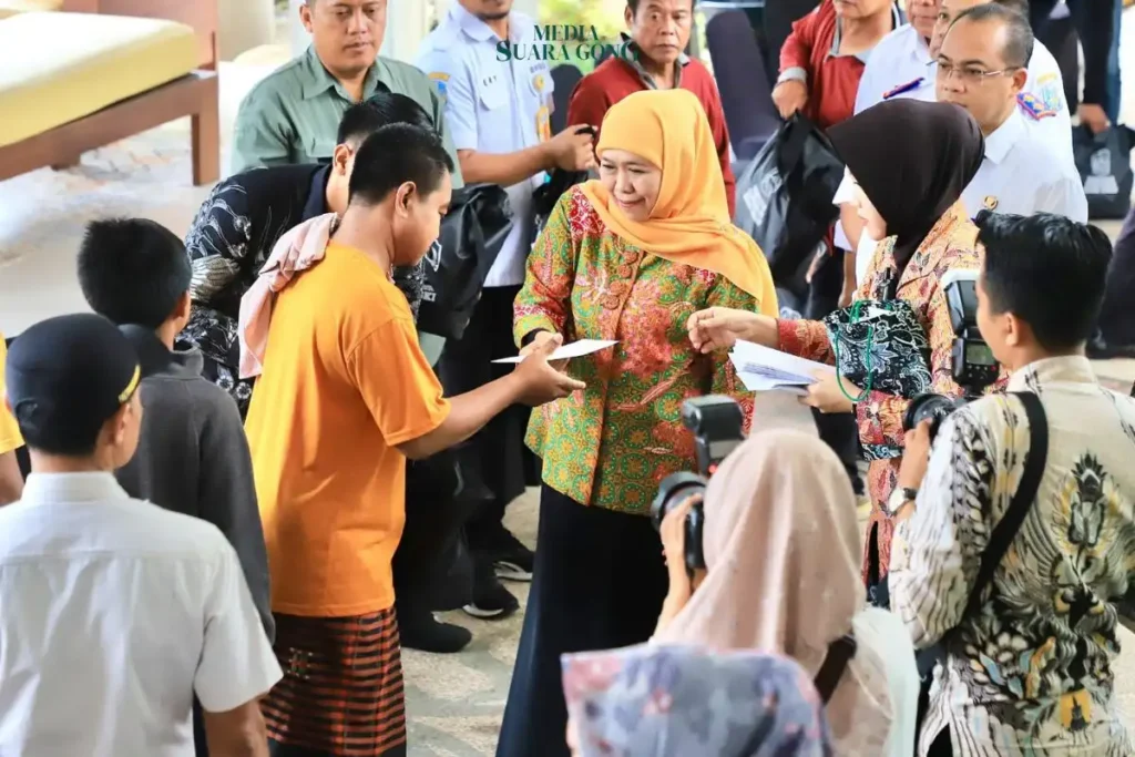 Gubernur Khofifah Bagikan 200 Paket Sembako Ke Warga Kurang Mampu Grahadi
