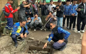 Wali Kota Malang, Wahyu Hidayat bersama jajaran OPD terkait melakukan tinjauan langsung dan normalisasi drainase di area jalan suhat