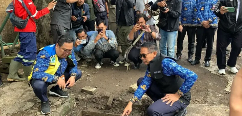 Wali Kota Malang, Wahyu Hidayat bersama jajaran OPD terkait melakukan tinjauan langsung dan normalisasi drainase di area jalan suhat