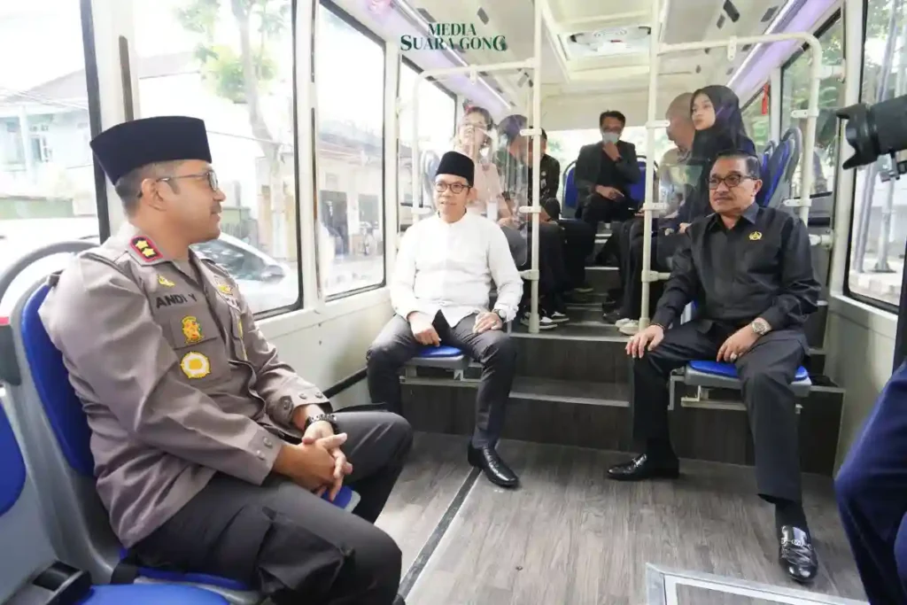 Wali Kota Batu Bersama Kapolres dan Ketua DPRD Uji connecting Bus Keliling Kota