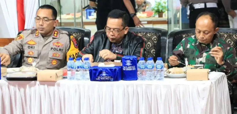sahur bersama yang digelar oleh Wali Kota Probolinggo, dr. Aminuddin, bersama Kapolres Probolinggo Kota AKBP Oki Ahadian Purwono dan Dandim 0820/Probolinggo Letkol Arm Heri Budiasto. Acara ini berlangsung pada Sabtu (29/3/2025)