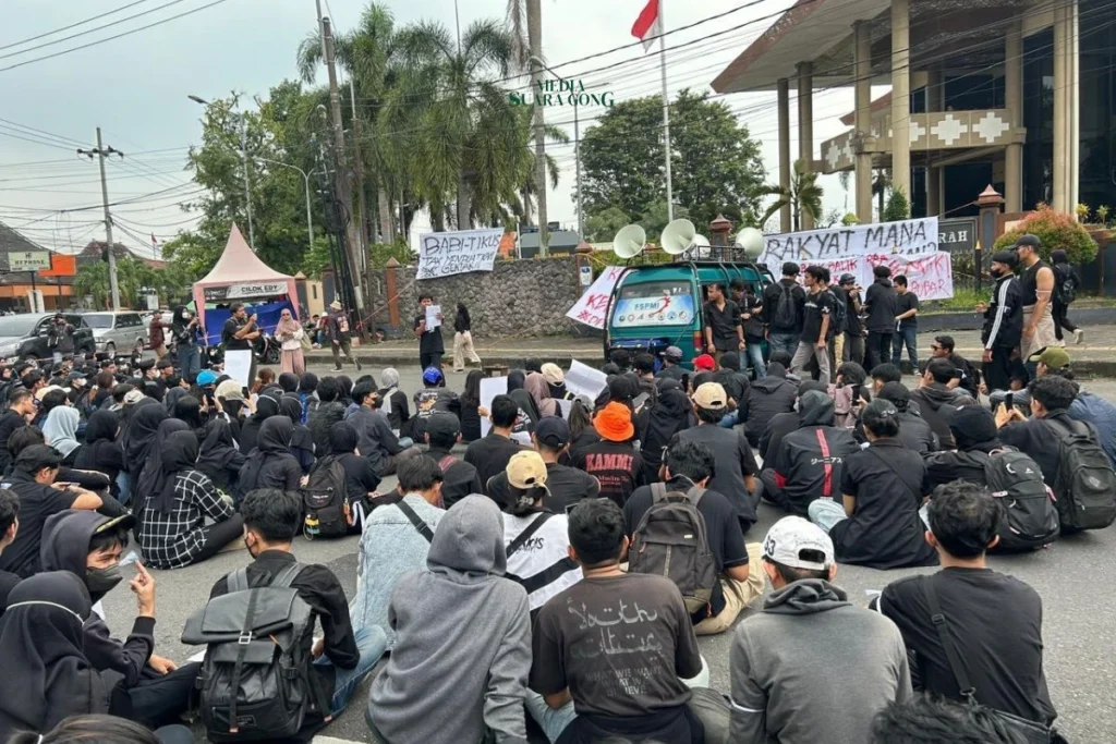 Satpol PP Jember Amankan Aksi Unjuk Rasa Solidaritas Jember Melawan