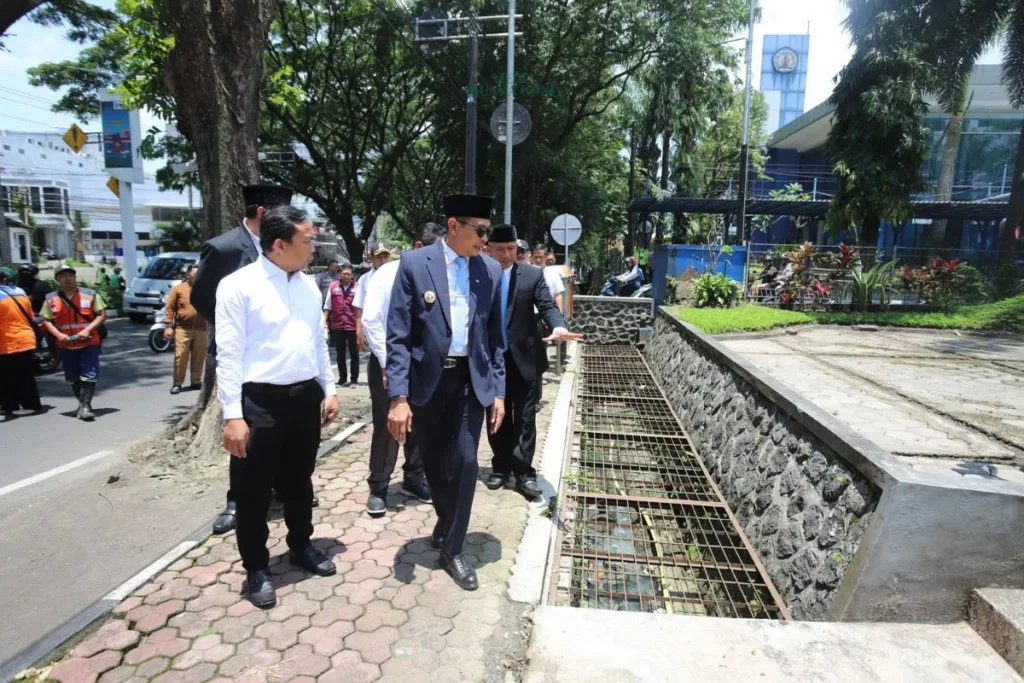 Tinjau Lokasi Pembangunan Drainase, Wahyu Sampaikan Tidak Ada Penebangan 147 Pohon