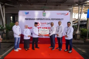 Wujudkan Kabupaten Malang Bebas Sampah, Bank Jatim Serahkan CSR Arm Roll Truck