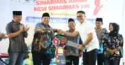 Bupati Warsubi Tampil Elegan dengan Batik Motif Garuda di Acara Simarmas Bank Jombang (Media Suara Gong)