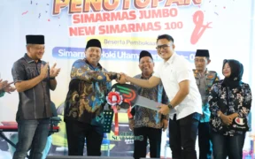 Bupati Warsubi Tampil Elegan dengan Batik Motif Garuda di Acara Simarmas Bank Jombang (Media Suara Gong)