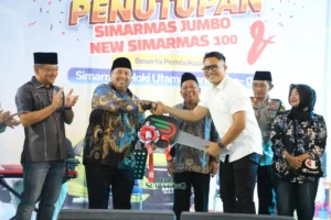 Bupati Warsubi Tampil Elegan dengan Batik Motif Garuda di Acara Simarmas Bank Jombang