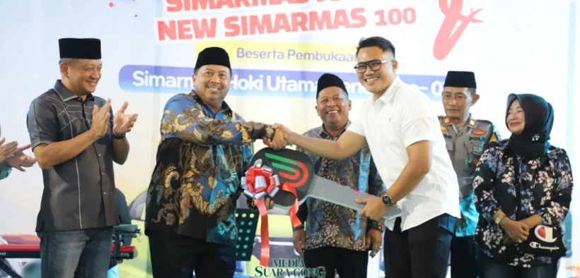 Bupati Warsubi Tampil Elegan dengan Batik Motif Garuda di Acara Simarmas Bank Jombang (Media Suara Gong)