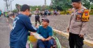 Polsek Jombang Bagikan Sembako untuk Tukang Becak dan Ajak Buka Bersama (Media Suara Gong)