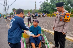 Polsek Jombang Bagikan Sembako untuk Tukang Becak dan Ajak Buka Bersama