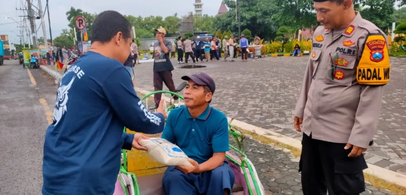 Polsek Jombang Bagikan Sembako untuk Tukang Becak dan Ajak Buka Bersama (Media Suara Gong)