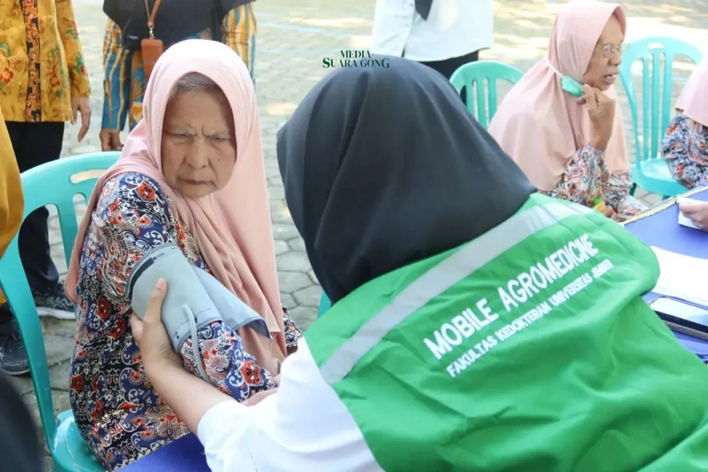FK UNEJ Gelar Bakti Sosial Nasional di Panti Werda Puger