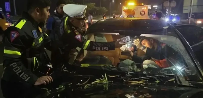Sebuah mobil BMW yang ditumpangi Moch Rudie Heru Komandono (62) dan Endang Sri Wahyuni (48) terjun bebas dari ujung ruas tol