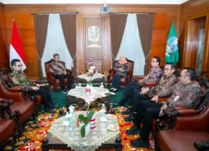 Gubernur Jatim, Khofifah Indar Parawansa dalam pertemuannya bersama jajaran manajemen PT Sinergi Gula Nusantara (SGN). Pertemuan dan diskusi ini dipimpin Direktur Utama Mahmudi, di Kantor Gubernur Jawa Timur, Kamis (24/4/2025) lalu.