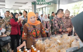 Khofifah serahkan KIP Putri Jawara di Batu (Foto oleh: Wahyu)