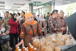 Hari Kartini, Khofifah Serahkan Bantuan KIP Putri Jawara Rp 4,6 M