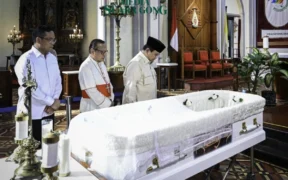 Presiden Prabowo memberikan penghormatan terakhir kepada Uskup Emeritus Kupang, Mgr Petrus Turang (Sumber: Setkab)