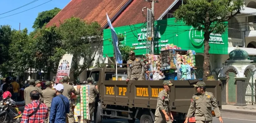 Satpol PP Kota Malang menertibkan sejumlah Pedagang Kaki Lima (PKL) berjualan di kawasan Alun-Alun Merdeka, Senin (7/4/2025).