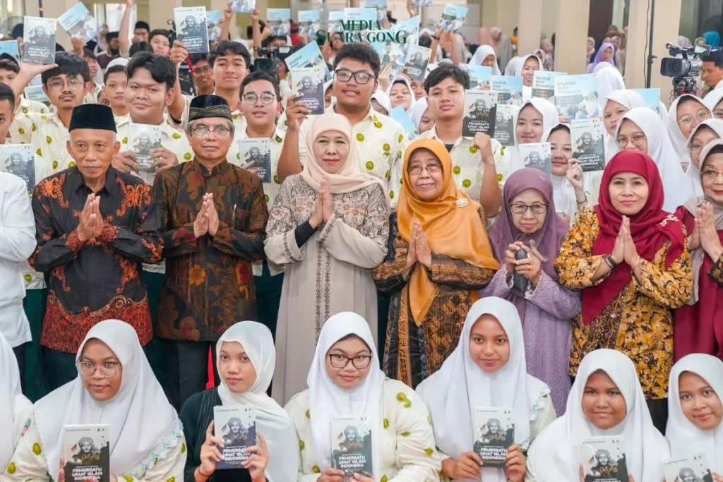Dalam Acara Halal Bihalal Keluarga Besar Yayasan Taman Pendidikan Khadijah Tahun 1446 H di Aula Yayasan Khadijah, Jalan A. Yani Nomor 2-4 Surabaya, Rabu (9/3/2025), Gubernur Jawa Timur Khofifah Indar Parawansa Hadir dan Ungkapkan Rasa Bangga pada Murid - Murid yang lolos PTN Tanpa Tes