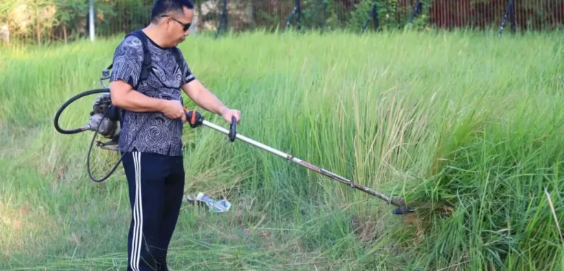 Wali Kota Probolinggo, tiba-tiba muncul sambil berlari santai dari arah rumah dinasnya langsung bersih-bersih area stadion Bayuangga