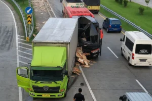 Bus Tabrak Truk di KM 796 Tol Gempol Arah Probolinggo