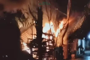 Kebakaran Hebat di Triwung Kidul Hanguskan Rumah Lansia