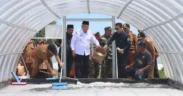 Bupati Malang, M Sanusi, meresmikan Wisata Edukasi Garam sekaligus melakukan panen 5 ton garam tunnel di Desa Sumberoto, Kecamatan Donomulyo, Kabupaten Malang, pada Selasa (16/4/2025).