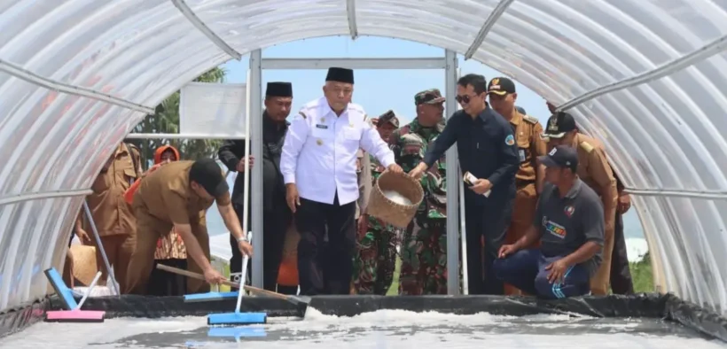 Bupati Malang, M Sanusi, meresmikan Wisata Edukasi Garam sekaligus melakukan panen 5 ton garam tunnel di Desa Sumberoto, Kecamatan Donomulyo, Kabupaten Malang, pada Selasa (16/4/2025).